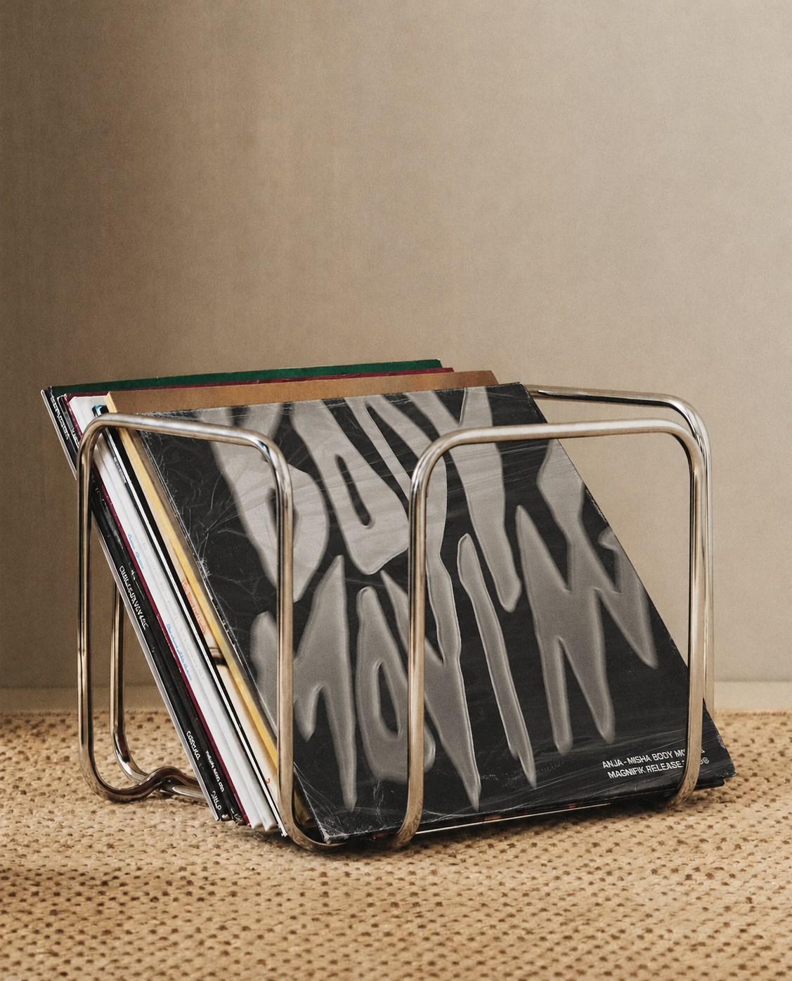 Body Moving-vinylhoes van Ajna en Misha in een metalen platenrek
