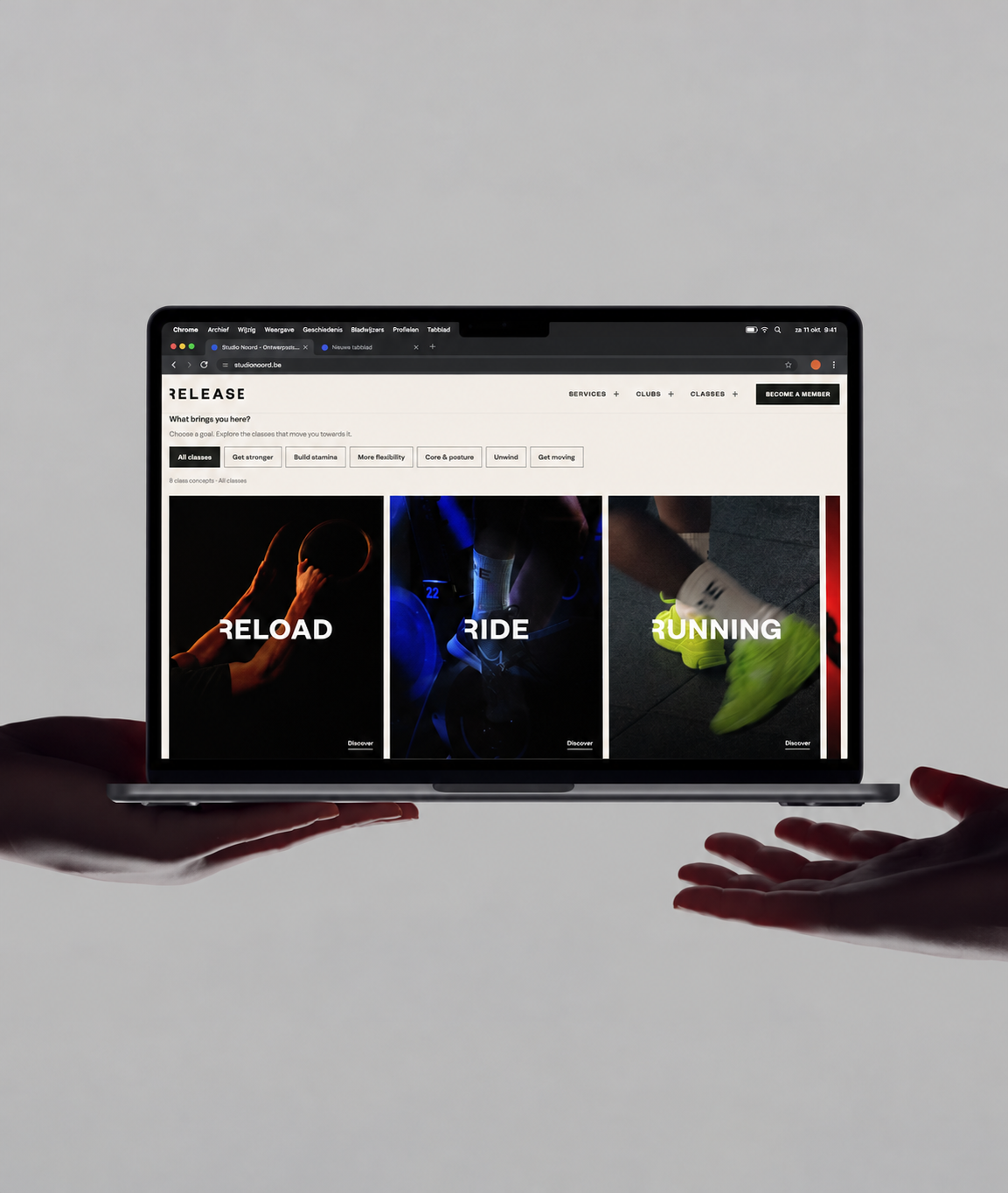 Laptop met het Release-websiteconcept en het lessenoverzicht in een studio-setting